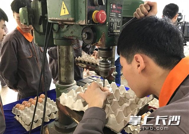 雞蛋上打孔、燈泡上切鋼絲，航校學(xué)子展示獨(dú)門絕技