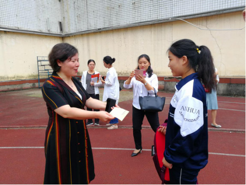 “謝謝市長阿姨”（轉(zhuǎn)自：湖南中華職教社）